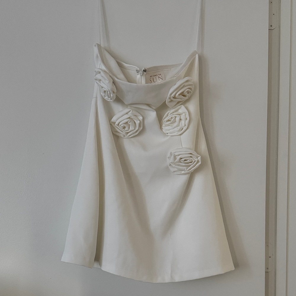 Elegant Strapless White Dress with Floral Details